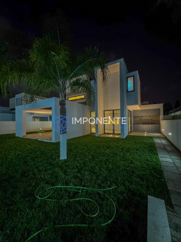A Venda Luxuoso Condomínio de 4 casas, de alto padrão, trata-se do Condomínio Ouro Verde, no Talatona.