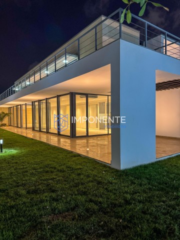 A Venda Luxuoso Condomínio de 4 casas, de alto padrão, trata-se do Condomínio Ouro Verde, no Talatona.