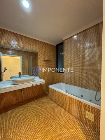 A Venda Luxuoso Condomínio de 4 casas, de alto padrão, trata-se do Condomínio Ouro Verde, no Talatona.
