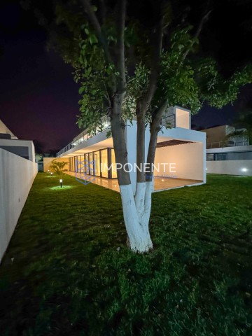 A Venda Luxuoso Condomínio de 4 casas, de alto padrão, trata-se do Condomínio Ouro Verde, no Talatona.