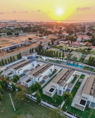 A Venda Luxuoso Condomínio de 4 casas, de alto padrão, trata-se do Condomínio Ouro Verde, no Talatona.
