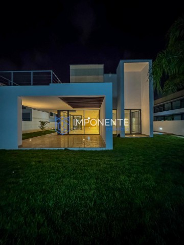 A Venda Luxuoso Condomínio de 4 casas, de alto padrão, trata-se do Condomínio Ouro Verde, no Talatona.