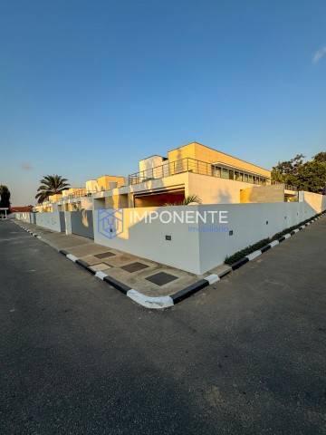 A Venda Luxuoso Condomínio de 4 casas, de alto padrão, trata-se do Condomínio Ouro Verde, no Talatona.