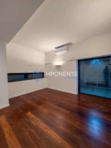 A Venda Luxuoso Condomínio de 4 casas, de alto padrão, trata-se do Condomínio Ouro Verde, no Talatona.