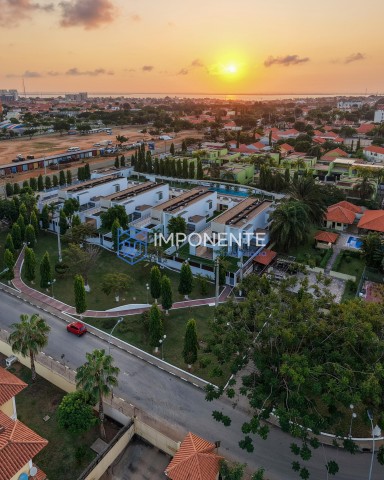A Venda Luxuoso Condomínio de 4 casas, de alto padrão, trata-se do Condomínio Ouro Verde, no Talatona.