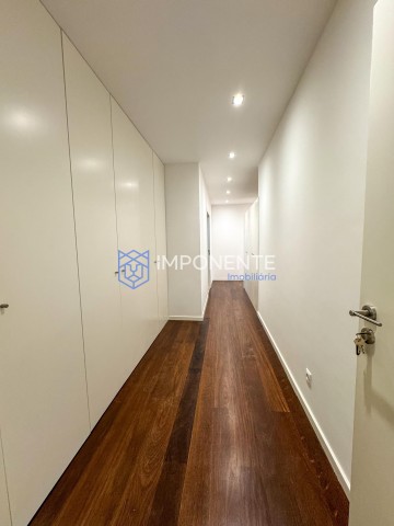 A Venda Luxuoso Condomínio de 4 casas, de alto padrão, trata-se do Condomínio Ouro Verde, no Talatona.