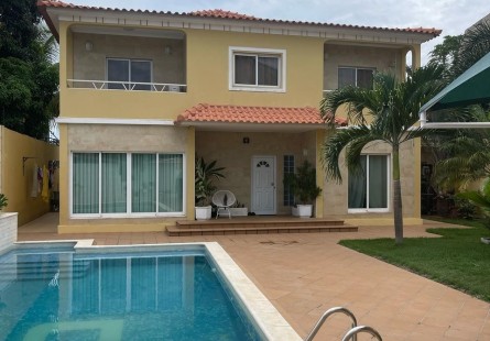 Luxuosa vivenda V4 com piscina e anexo, por detrás da Mundial Seguro, Talatona.