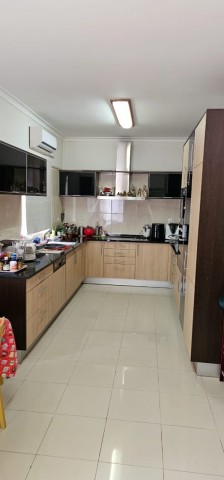 A Venda Luxuosa vivenda V4 com piscina e anexo, por detrás da Mundial Seguro, Talatona.