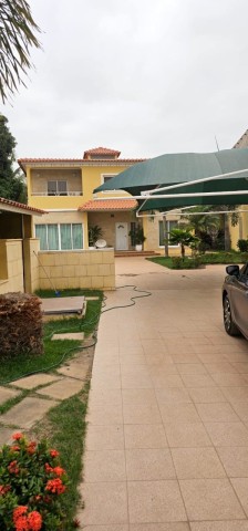 A Venda Luxuosa vivenda V4 com piscina e anexo, por detrás da Mundial Seguro, Talatona.