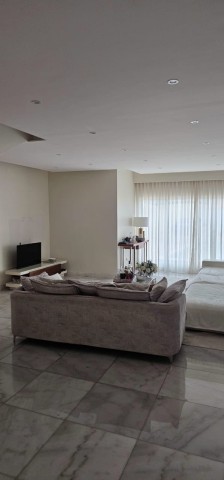 A Venda Luxuosa vivenda V4 com piscina e anexo, por detrás da Mundial Seguro, Talatona.