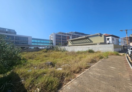 Terreno 700m², no prestigioso condomínio Sodimo, Praia do Bispo.