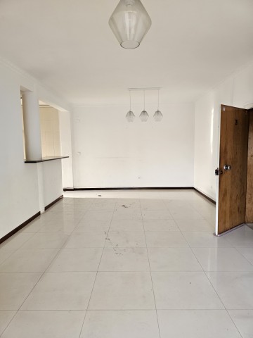 A Venda Apartamento T3, no Condomínio Vale dos Pássaros, em Talatona.