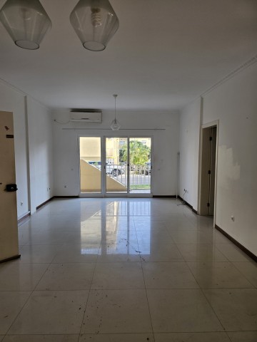 A Venda Apartamento T3, no Condomínio Vale dos Pássaros, em Talatona.