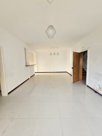 A Venda Apartamento T3, no Condomínio Vale dos Pássaros, em Talatona.