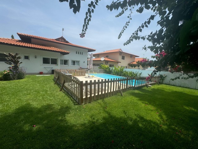 A Venda Vivenda V4 alterada para V3 com piscina, parcialmente mobiliada, no condomínio Atlântico Sul, Talatona.