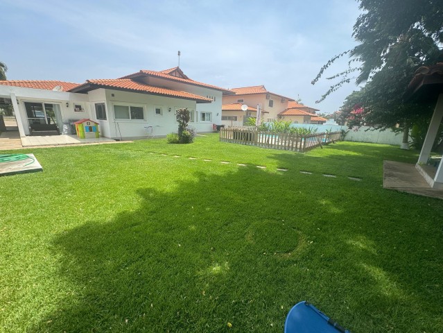 A Venda Vivenda V4 alterada para V3 com piscina, parcialmente mobiliada, no condomínio Atlântico Sul, Talatona.