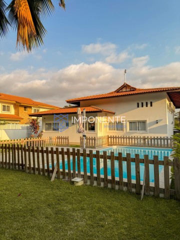 A Venda Vivenda V3 com piscina, parcialmente mobiliada, no condomínio Atlântico Sul, Talatona.