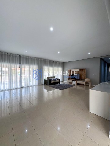 A Venda Vivenda V3 com piscina, parcialmente mobiliada, no condomínio Atlântico Sul, Talatona.