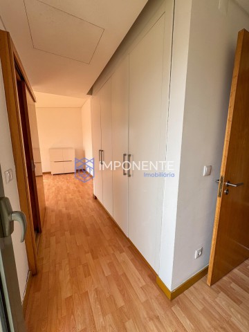 A Venda Arrendar: Vivenda V3 com piscina, no condomínio Dalm, Talatona
