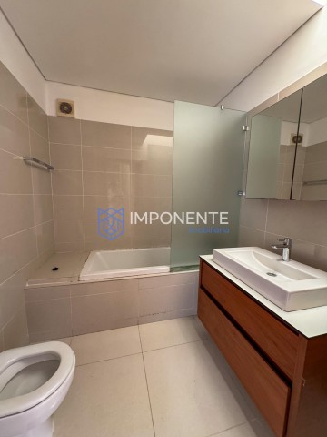 A Venda Arrendar: Vivenda V3 com piscina, no condomínio Dalm, Talatona