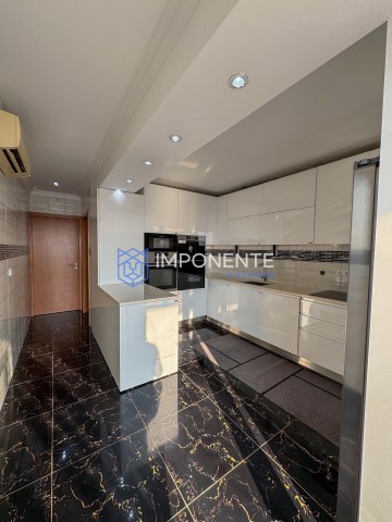 A Venda Penthouse T4, mobiliada, no Condomínio Terraços do Atlântico, Talatona.