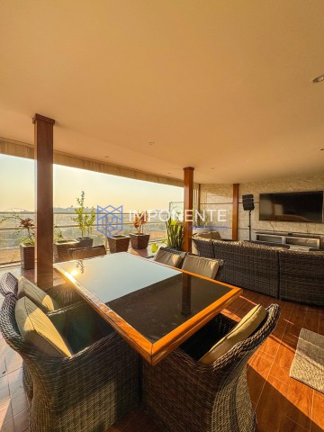 A Venda Penthouse T4, mobiliada, no Condomínio Terraços do Atlântico, Talatona.