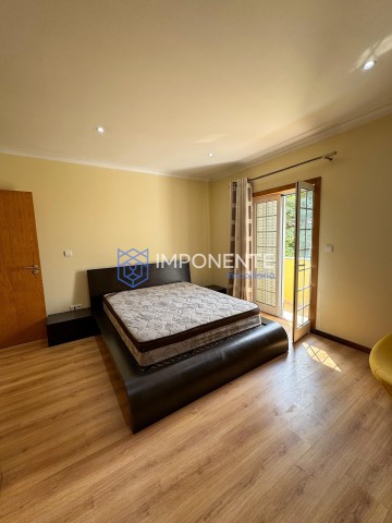 A Venda Luxuosa Vivenda V5 mobiliada, com piscina e anexo, no Condomínio vale do Embondeiro, Talatona.
