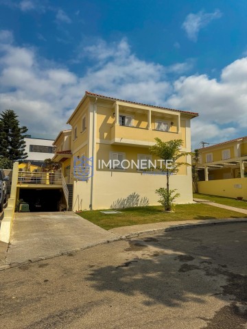 A Venda Luxuosa Vivenda V5 mobiliada, com piscina e anexo, no Condomínio vale do Embondeiro, Talatona.