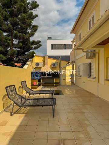 A Venda Luxuosa Vivenda V5 mobiliada, com piscina e anexo, no Condomínio vale do Embondeiro, Talatona.