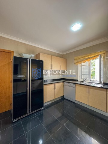 A Venda Luxuosa Vivenda V5 mobiliada, com piscina e anexo, no Condomínio vale do Embondeiro, Talatona.