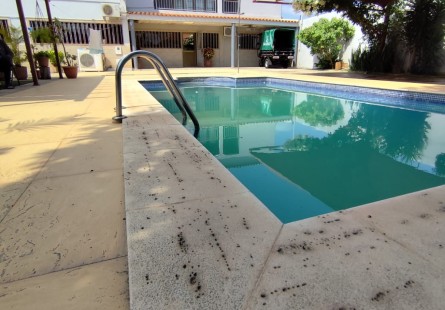 Anúncio Vivenda V4 com piscina e anexo, Via Expressa, Rua do Supermercado CB.