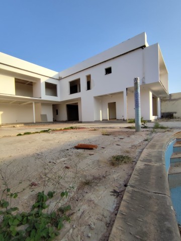 A Venda Vivenda V3+1 com piscina e anexo, no Patriota, antes das Bombas da Total.
