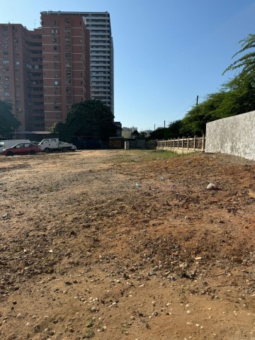 A Venda Terreno entre as Torres da Cidadela, avenida Nélito Soares, Cidade de Luanda.