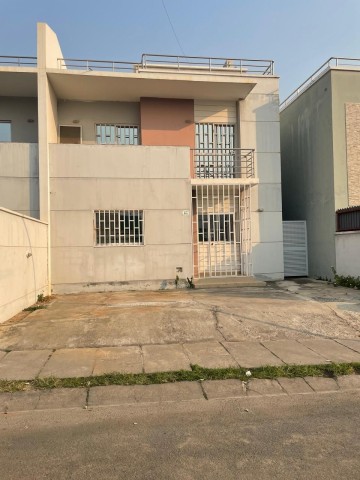A Venda Moradia V4, no Condomínio Veredas das Flores, Via Expressa.