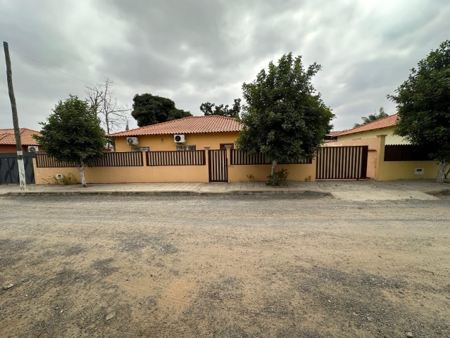 A Venda Vivenda V3 com anexo, Condomínio Vila Flor, Camama.