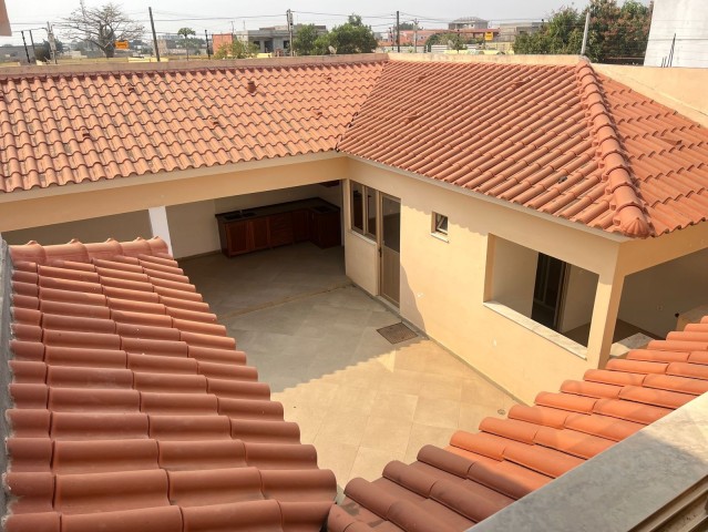 A Venda Vivenda V5 com anexo, no Condomínio Vila Israel, Via Expressa.