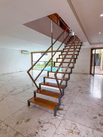 A Venda Luxuosa Vivenda V5 com piscina e anexo, no Condomínio das 13 Casas, Talatona.