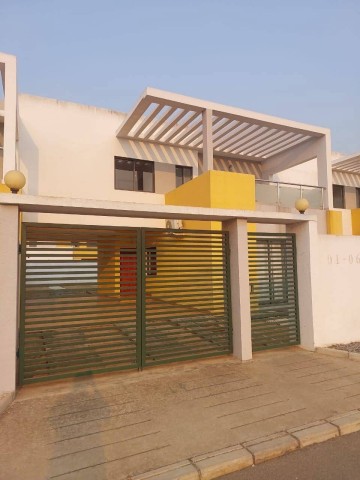 A Venda Vivenda V3, no Condomínio Hortência Village, Luanda sul, Viana.