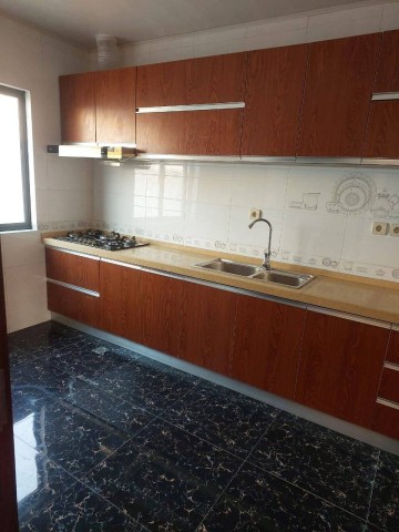 A Venda Vivenda V3, no Condomínio Hortência Village, Luanda sul, Viana.