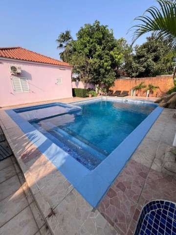A Venda Vivenda V4 com piscina e anexo, no Lar do Patriota.
