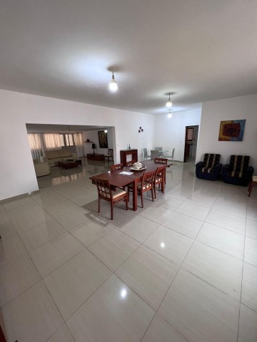 A Venda Vivenda V4 com piscina e anexo, no Lar do Patriota.