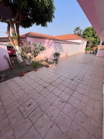 A Venda Vivenda V4 com piscina e anexo, no Lar do Patriota.