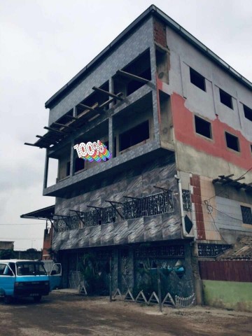 A Venda Vivenda de 3 andares inacabadas