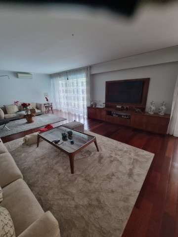 A Venda Vivenda V4 de alto padrão, com piscina e anexo, no Condomínio Adelaide, Talatona.