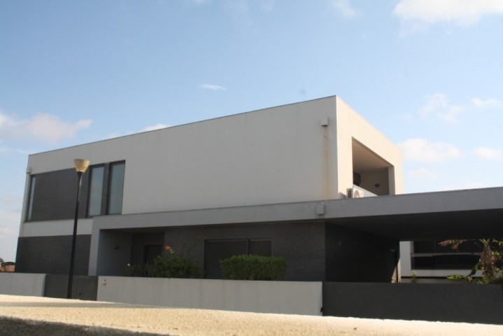 A Venda Vivenda V4 de alto padrão, com piscina e anexo, no Condomínio Adelaide, Talatona.