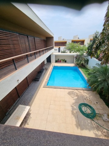 A Venda Vivenda V4 de alto padrão, com piscina e anexo, no Condomínio Adelaide, Talatona.