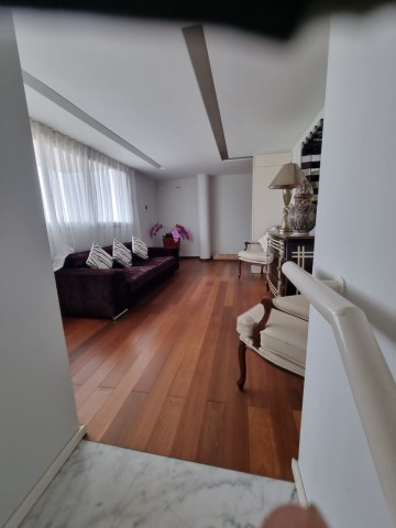 A Venda Vivenda V4 de alto padrão, com piscina e anexo, no Condomínio Adelaide, Talatona.