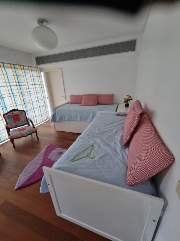 A Venda Vivenda V4 de alto padrão, com piscina e anexo, no Condomínio Adelaide, Talatona.