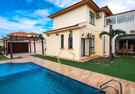 Vivenda V4 com piscina e anexo, mobiliada, no condomínio Jardim de Rosas, Via Expressa.
