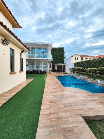 A Venda Vivenda V4 com piscina e anexo, mobiliada, no condomínio Jardim de Rosas, Via Expressa.